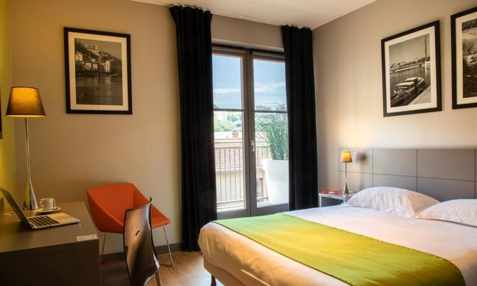 9th Arrondissement Hotel | Everything You Need For The Perfect Vacation! 4 Relaxing Units, Pets Are Welcome