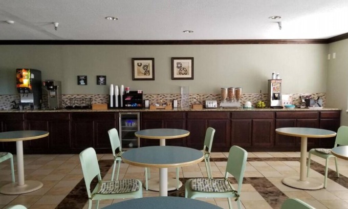 Castle Rock House | Everything You Need For The Perfect Vacation! Onsite Dining, Free Parking