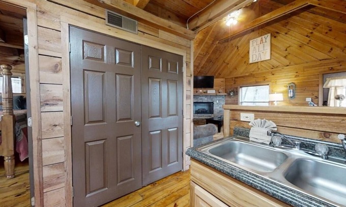Townsend Cabin | Evie's Mountain Castle 2 Bedroom Cabin by RedAwning