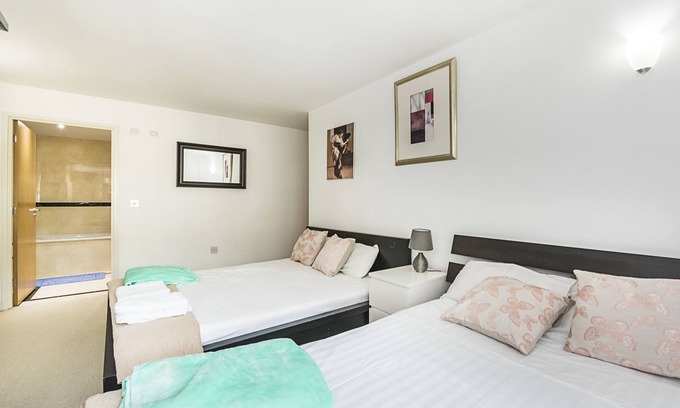 Docklands Apartment | EXCEL EXECUTIVE 2BEDROOMS 2 BATHROOM SLEEPS UP TO 8