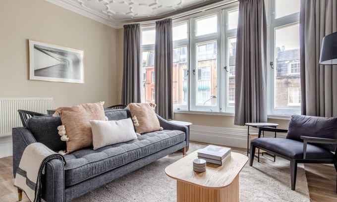 Holborn and Covent Garden Apartment | Excellent Farringdon 2BR, nr Shops, Dining & Bars, by Blueground