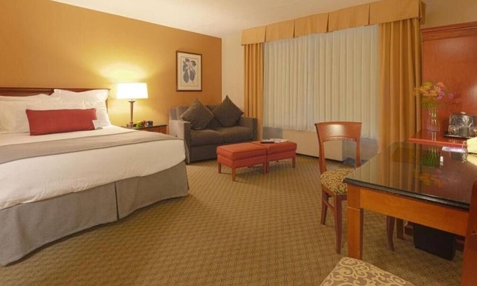 Wenatchee House | Excellent Pick! Comes w/ Free Parking & Breakfast, Pool, Pets Allowed!