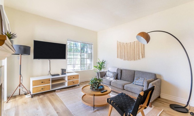 Oak Park House | Excellent Thousand Oaks 2BR, near Shopping, Dining & Bars, by Blueground