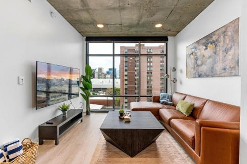Rio Grande Apartment | Exceptional 1BD BA-PoolHotTubGymParking- Downtown!
