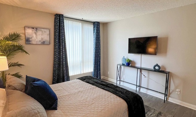 Little Armenia House | Exceptional 2-bedroom with WiFi, 3 beds, and AC in the heart of Hollywood