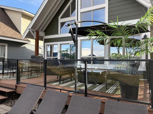 Central Okanagan House | Exceptional Boutique Cottage with Incredible Lake View