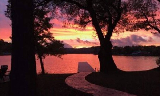 Black Creek House | Exceptional cottage on the north shore of Cuba Lake