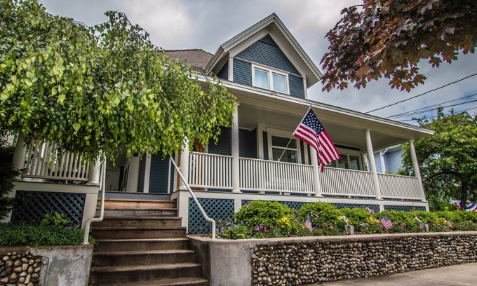 Harbor Springs House | Exceptional Downtown Main Street, Harbor Springs