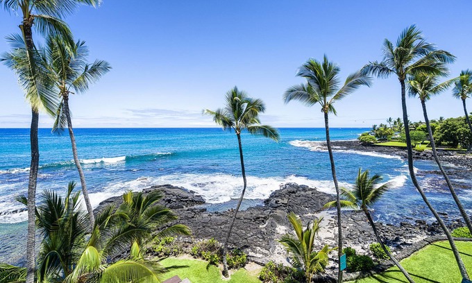 Kailua-Kona Condo | Exceptional Oceanfront Luxury Condo - Fully updated, AC, Top Floor, Quiet