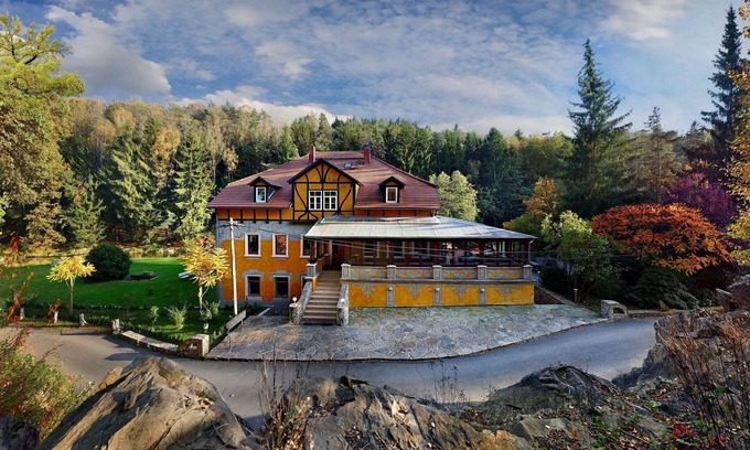 Grossschirma Villa | Exclusive apartment in a villa with park in Großschirma