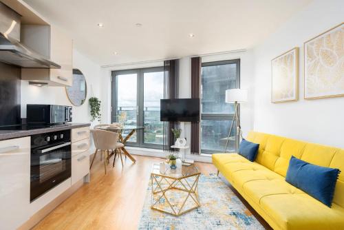 Leeds Apartment | Exclusive Apartment - Free Parking -WiFi Netflix- Juliet Balcony -Fully Equipped for Extended Stays