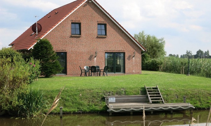 Krummhoern Apartment | Exclusive apartment on the upper floor. right on the canal with its own jetty