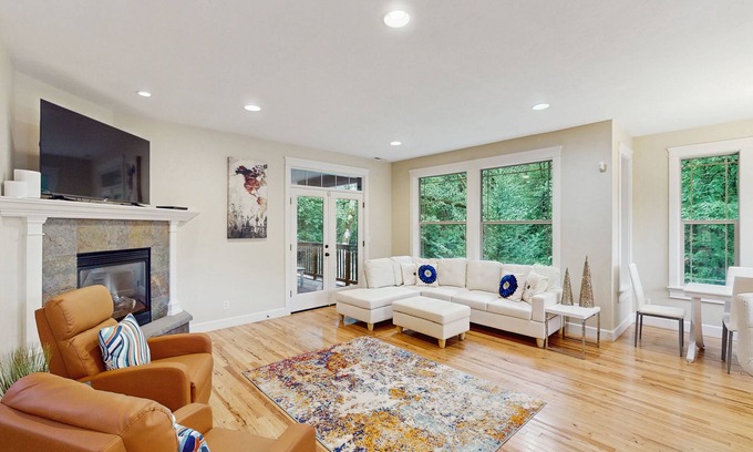 Southeast Eugene House | Exclusive Eugene retreat close to university with natural forest calm