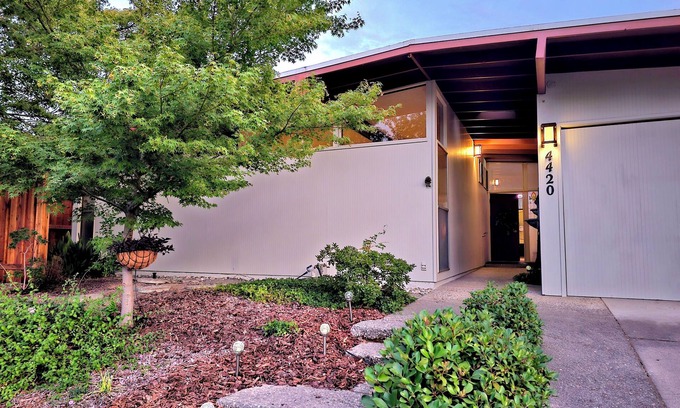 Arden-Arcade House | Exclusive Mid-Century Modern Retreat