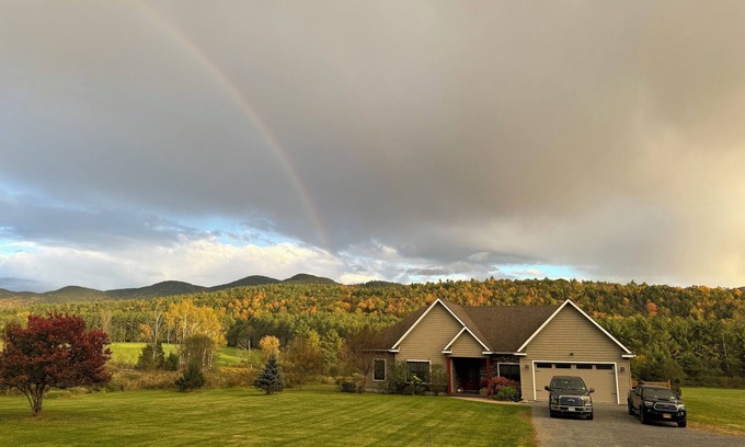 North Pole House | EXCLUSIVE Retreat- Red Dog Ranch- 120+ PRIVATE acres, Pet Friendly!