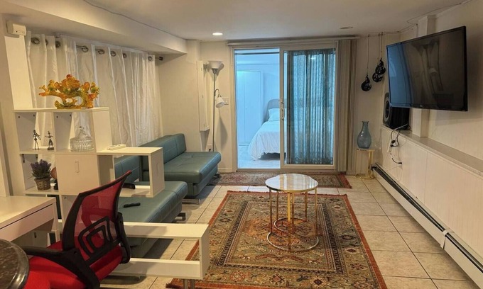 Roslyn Apartment | Exclusive Spacious 1 bedroom Suite with Dishwasher, Washer-Dryer