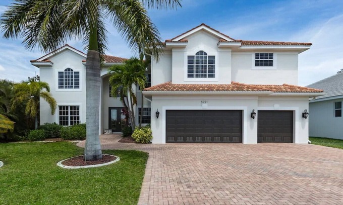 Yacht Club Villa | Exclusive villa 5,200 SF,7BR,pool/central loc./5min. Beach/boat 3 min Gulf