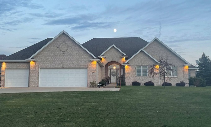 Green Bay House | EXECUTIVE 3 bedroom/3 bathroom lake-view home just 15 minutes from Lambeau !