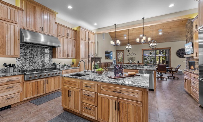Sunriver House | Executive 8BR 9 BA Luxury Lodge Home, Sleeps 20