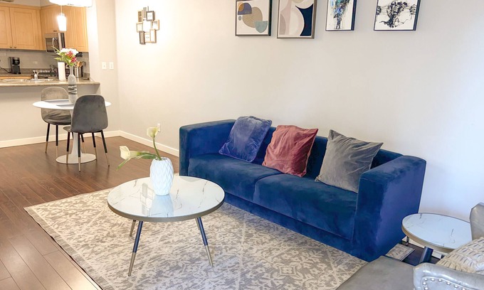 Southwest Edmonton Apartment | Executive condo close to South Common, Henday with UG Pkg, free Netflix.