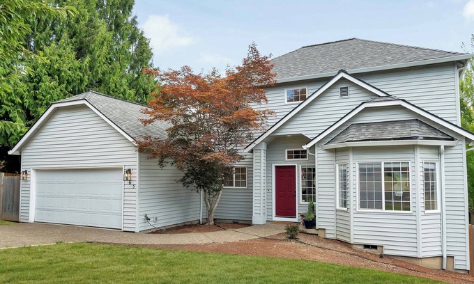 Dundee House | Executive home 2 blocks to Willamette Valley Wine Country epicenter in Dundee!