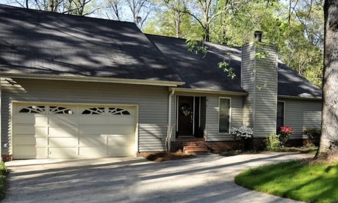 Greenville House | Executive home minutes to downtown Greenville, GHS, Swamp Rabbit Trail Sleeps 10