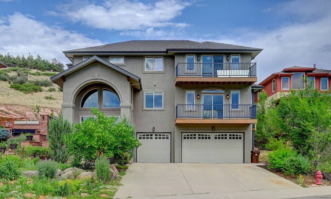 Lyons House | Executive house with stunning views walking distance to downtown