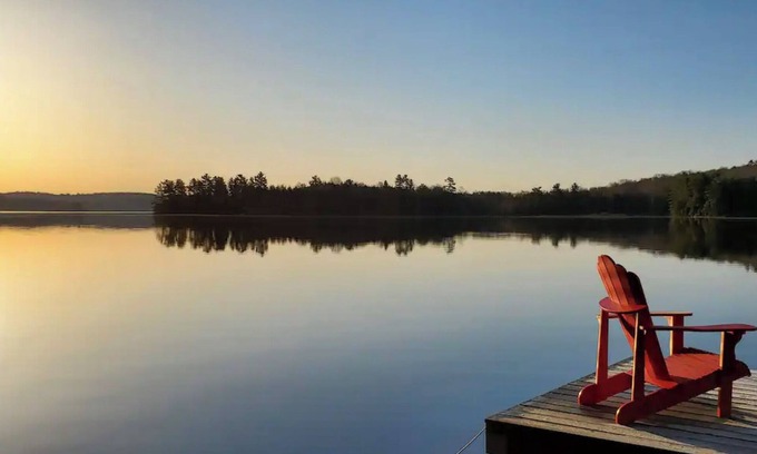Baysville Cottage | Executive Lake Front Cottage with Hot tub