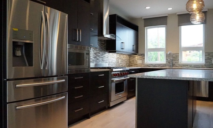 South Pandosy House | Executive Lakefront Townhome - July 1 to July 17th!