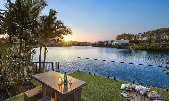 Maroochydore House | Executive modern waterfront house
