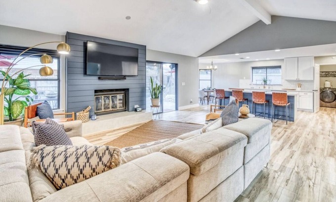 Raisin House | Executive Rental, open floor plan, 3 bdr, 2 bath, office and pool.