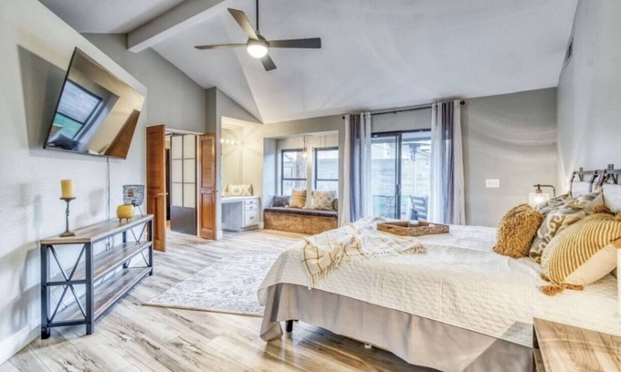 Raisin House | Executive Rental, open floor plan, 3 bdr, 2 bath, office and pool.