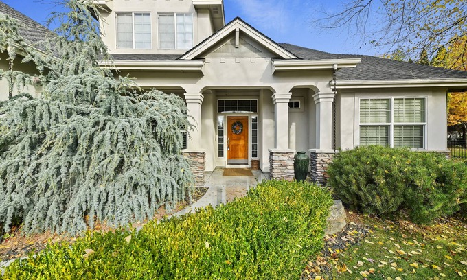 Eagle House | Executive residence in Eagle, Idaho! Perfect for family gatherings!