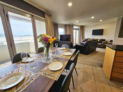 Wellington Apartment | Executive, Spacious & Modern Home, 8 Beds!