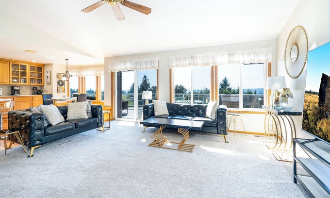 Marysville House | EXECUTIVE VILLA: SCENIC VIEWS FROM DECK!n