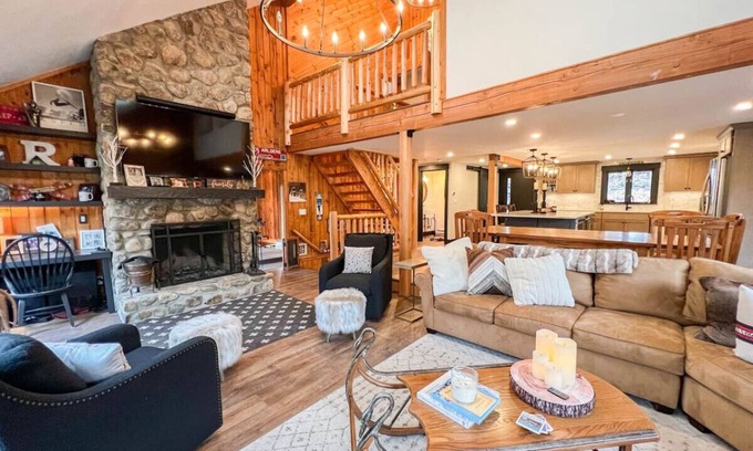 North Conway House | Expansive 3800 ft.² Home | Private Gym & Hot Tub!