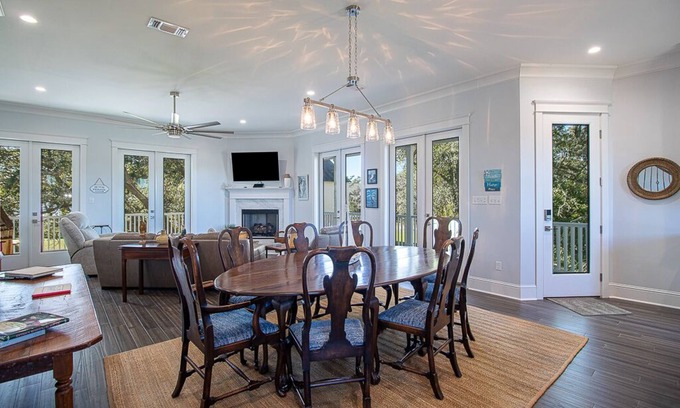 Pass Christian House | EXPANSIVE PORCH-Gulf Breezes-Beach Views & Gorgeous Oak tree