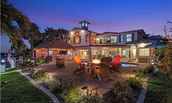Caloosahatchee House | Expansive Riverfront Home. Heated pool spa. LargeTiki Bar & Outdoor Kitchen.