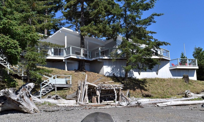 La Conner House | EXPANSIVE WATER VIEWS, COZY FIREPLACE, BIRD WATCHER'S PARADISE