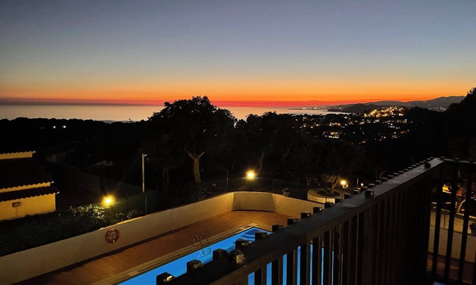 Canyelles Apartment | EXPECTACULAR 180° VIEWS, Pool, Best Quality Barbecue, Service, Parking.