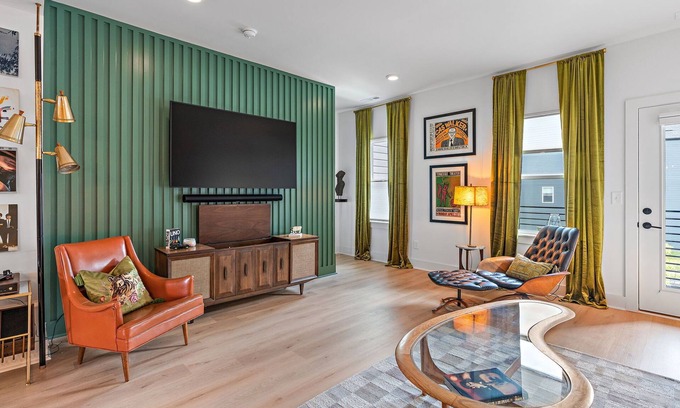 Donelson House | Experience 3 bedroom vibrant mid-century style and rock-n-roll spirit blend.