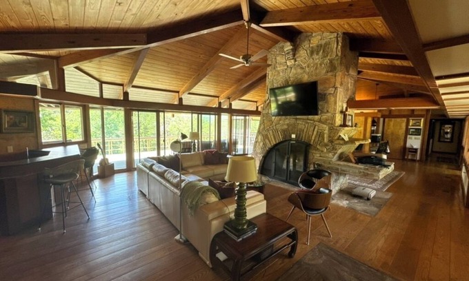 Rabun Gap House | Experience a Frank Lloyd Wright-Inspired Escape in Northeast Georgia
