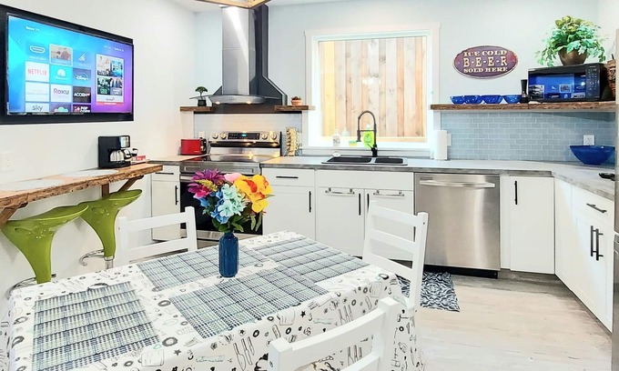 Grande Prairie House | Experience a Hidden Gem! Stylish 2 Bed 2 Bath - All-Inclusive Luxury ⚡️♣️