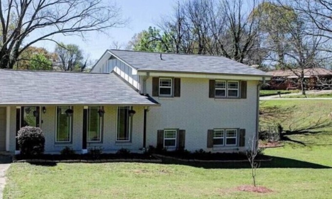 Gresham Park House | Experience Atlanta living near Zoo Atlanta - 9min drive