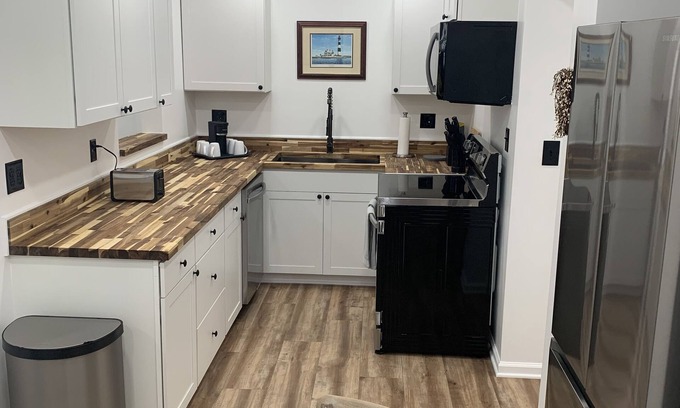 North Charleston Cottage | Experience coastal charm! 3 bd 2 bath Downtown Charleston 11 min Beach 30 min