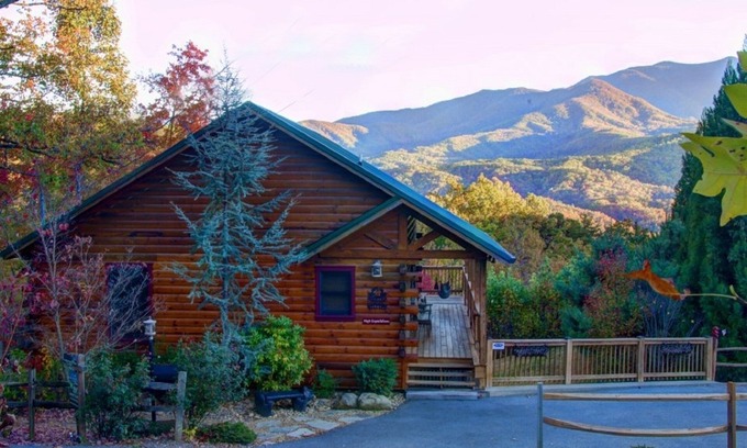 Gatlinburg - Pigeon Forge Cabin | Experience EPIC VIEWS in an Idyllic Location! Be our guest to Luxury & Comfort