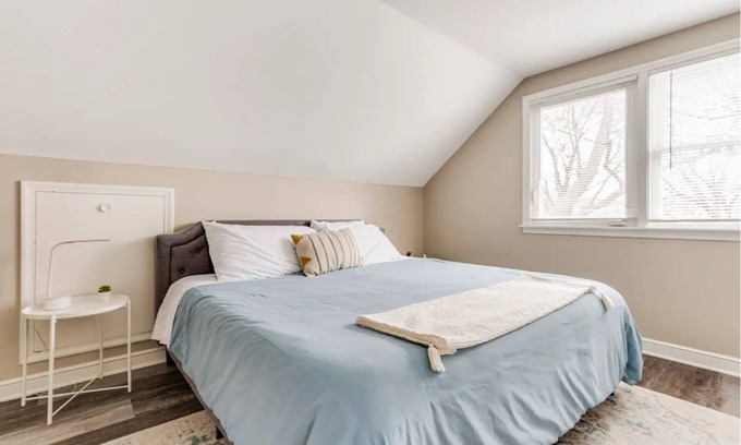 Minneapolis House | Experience Minneapolis; entire house, close to Downtown Uptown and UofM