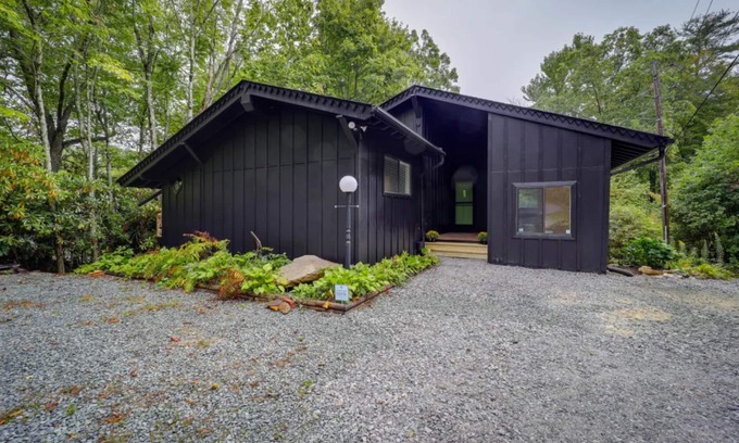 Newland Cabin | Experience mountain bliss, just a quick 22-min drive from Sugar Mountain