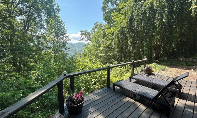 Bryson City Cabin | Experience mountain serenity at Edgeview Chalet