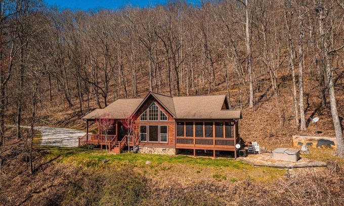 Bryson City Cabin | Experience mountain serenity at Millstone Lodge